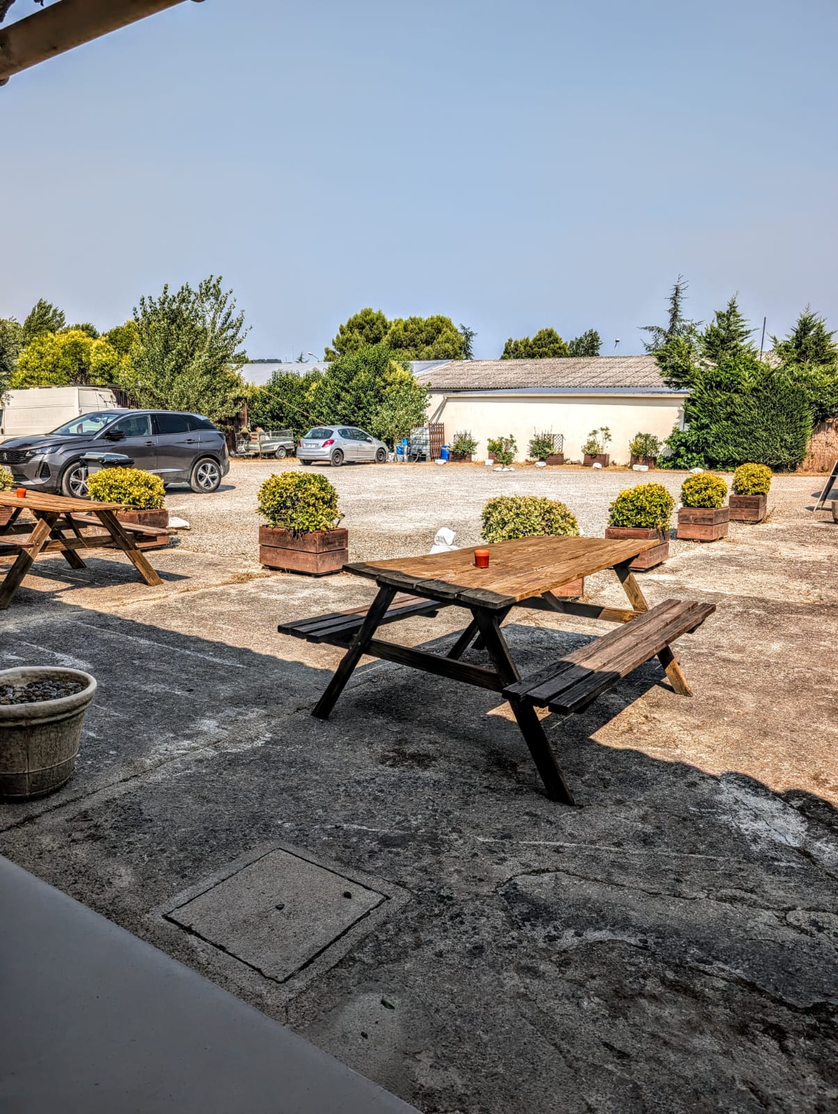 Cour extérieure et tables de pique-nique