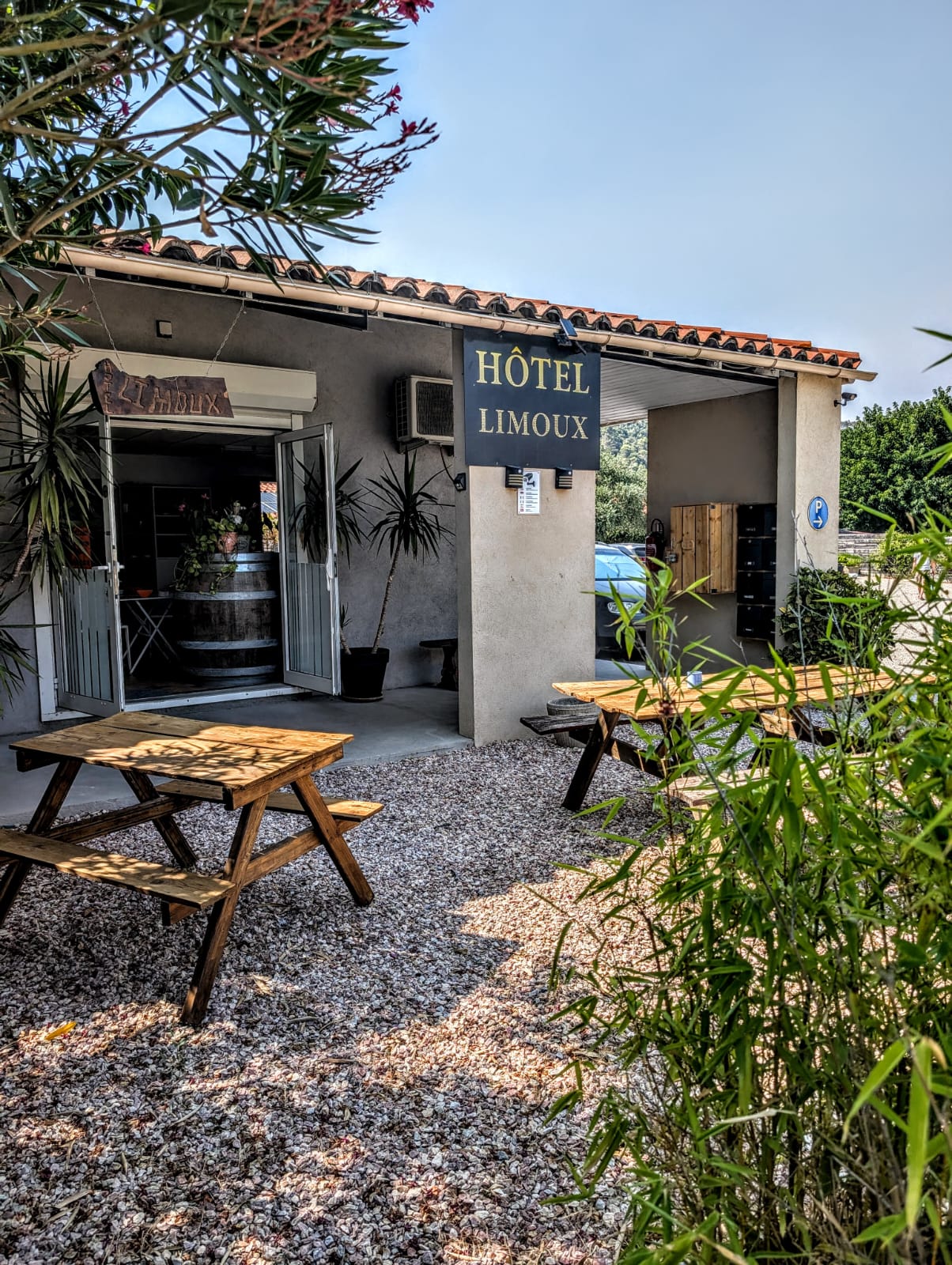 Entrée de l'Hôtel Limoux et terrasse d'accueil